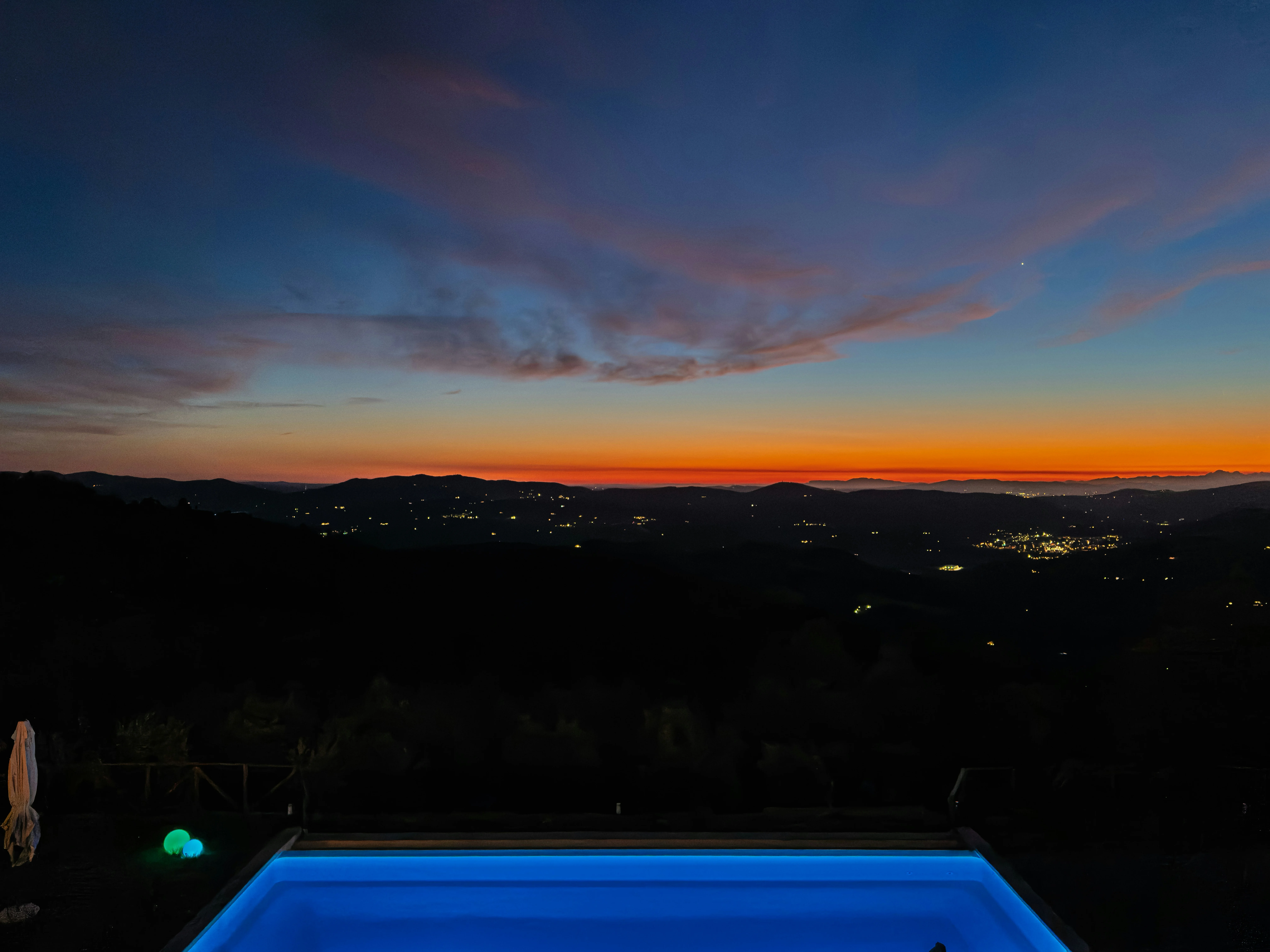 Piscine illuminée coucher de soleil - réalisation Finistère nord