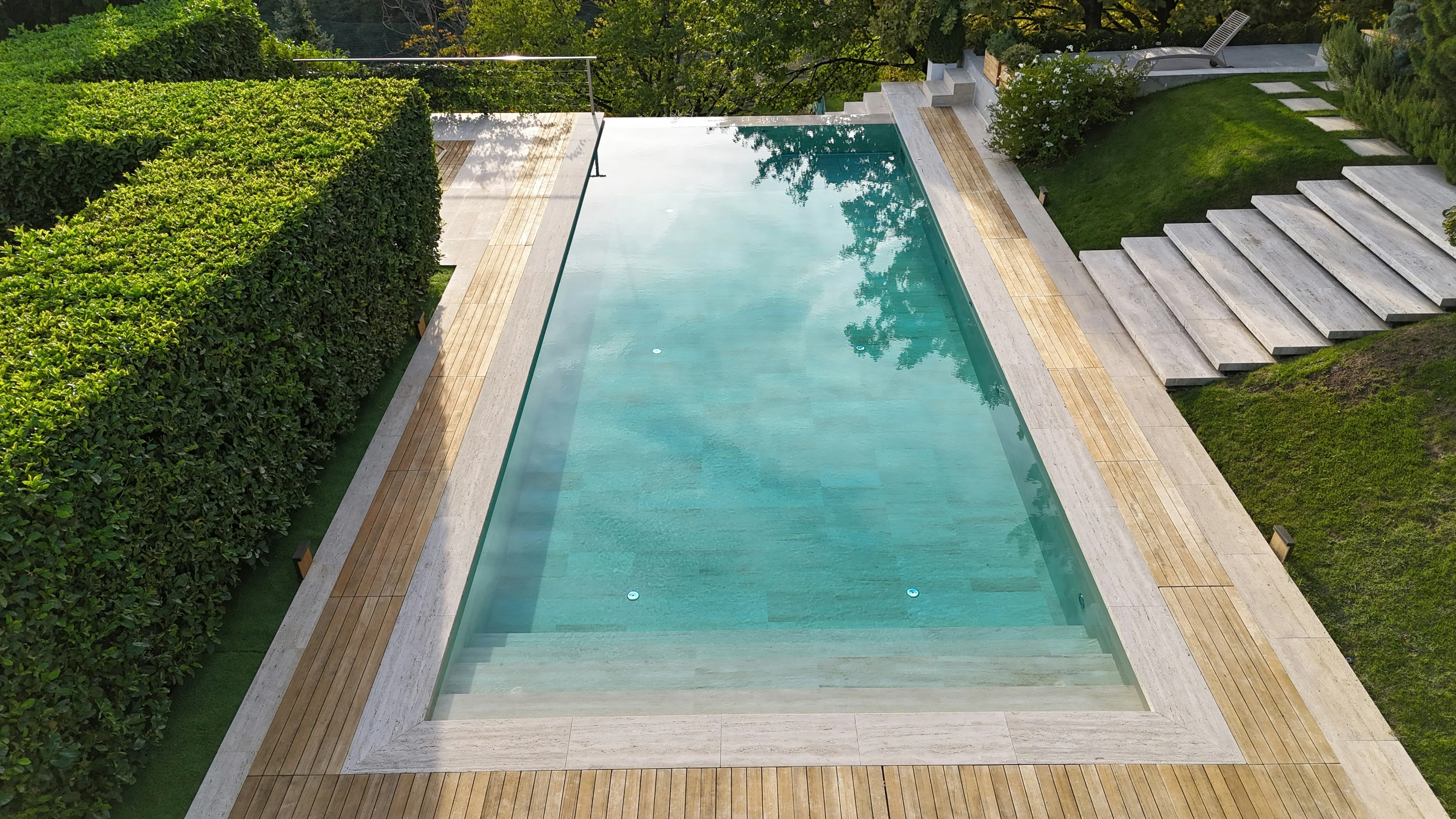 Vue aérienne piscine terrasse bois - Pisciniste Brest