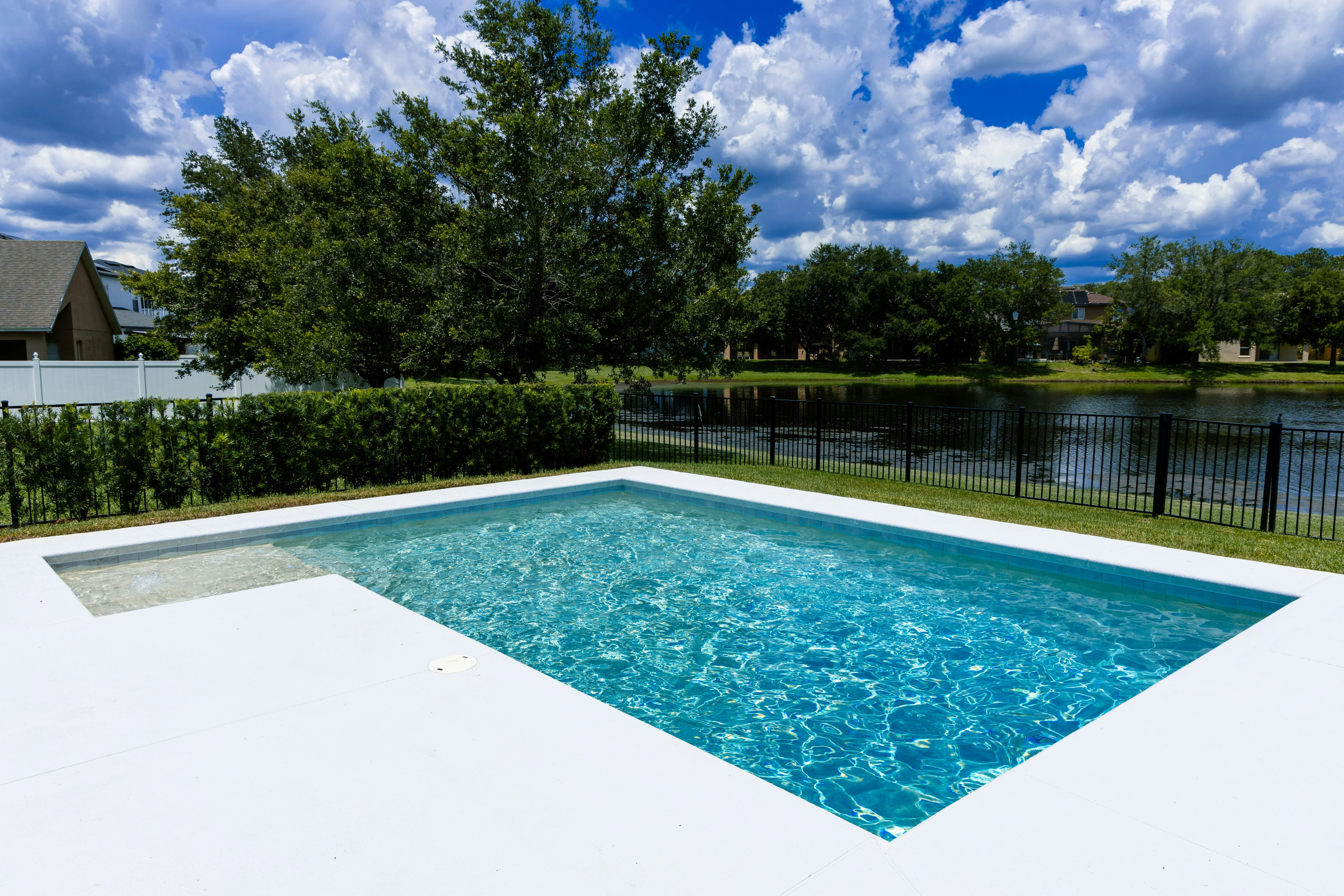 Piscine coque polyester installation jardin Finistère