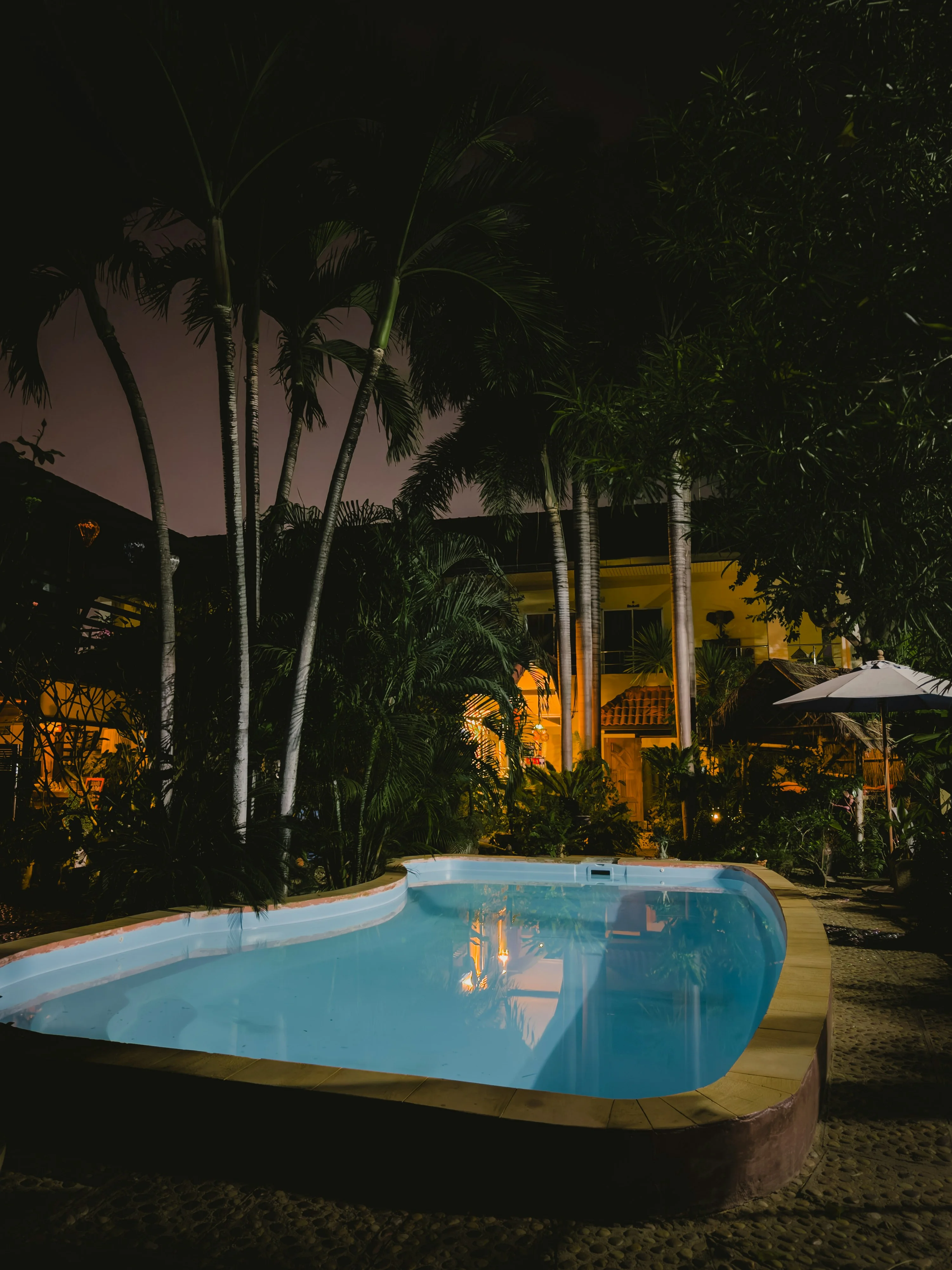 Piscine hors-sol éclairée nuit - installation Finistère